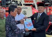 Bupati Welly Serahkan Alsintan ke Keltan, Kontribusi PDRB Pertanian Pasaman Capai 46,18 Persen