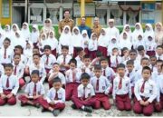 Bantuan Pokir Anggota Fraksi PPP Siadi, Siswa SDN 13 Sungai Durian Terima Seragam Adat Minangkabau Gratis