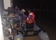 Prajurit Yonmarhanlan II Padang Bersama BPBD, Evakuasi 30 Orang Warga Terjebak Banjir di Kecamatan Nan Sabaris