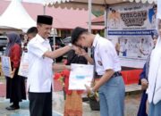 Ratusan Siswa SMAN 6 Solsel Bahagia Terima Seragam dan Beasiswa