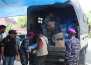 Satgas Gulbencal TNI AL Kodaeral II Bersihkan Material Lumpur di Agam, Sembako Disalurkan di Nagari Sungai Batang