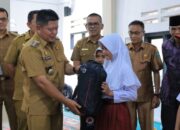 Pastikan Hak Belajar Anak Terpenuhi, Bupati Pasaman Serahkan Bantuan untuk Siswa SD 12 Koto Kaciak