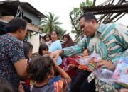 Wako Yota Balad Serahkan Bantuan RumahTidak Layak Huni