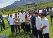 Untuk Kelompok Tani di Kabupaten Solok, Gubernur Mahyeldi Serahkan Bantuan Alsintan
