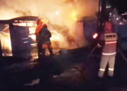 Api Mengamuk di Depan RSUD Arosuka, Tiga Warung Ludes Terbakar