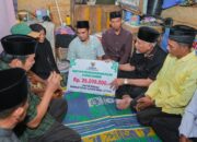 Mahyeldi Serahkan Bantuan Bedah Rumah Rp25 Juta untuk Warga Paninggahan