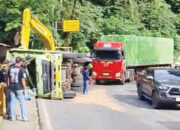 Rem Blong di Turunan Panorama 1 Sitinjau Lauik, Truk Batu Bara Tabrak Pembatas Jembatan lalu Terbalik