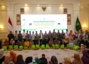 Polres Pasbar Bagikan Ratusan Peket Takjil pada Pengendara dan Pejalan Kaki