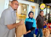Andre Rosiade Bagikan Ratusan Paket Sembako untuk Porter dan Pekerja di BIM