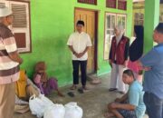 Bupati Padangpariaman John Kenedy Aziz, Serahkan Zakat Fitrah Pribadi untuk Masyarakat Kurang Mampu