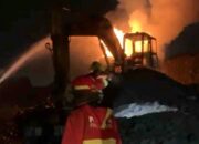 Ekskavator Terbakar di Gudang Batu Bara, Pemilik Rugi Rp 1,5 Miliar