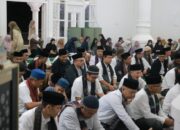 Pejabat Pemkab Tanah Datar Iktikaf di Masjid Nurul Amin Pagaruyung