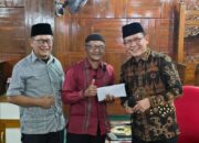 Tarawih dan Bersilaturahmi dengan Warga, Wako Zulmaeta Bantu Masjid Muslimin Balai Cacang