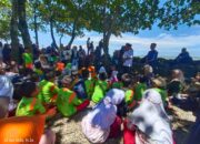 “Rasyid, Zafran, Pulanglah…” Doa Bersama Siswa SDN 06 Kampung Lapai Warnai Hari ke-5 Pencarian di Pantai Ujung Karang