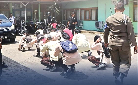 Asyik Cabut di Warung Saat Jam Pelajaran, 14 Pelajar di Kuranji Diamankan Satpol PP