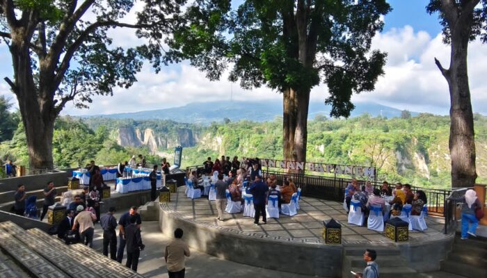 Sarapan Pagi di Atas Ngarai Sianok, Menpar Nikmati Pesona Alam Bukittinggi