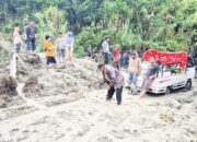 Truk Mitsubishi Canter Terbalik Dihantam Longsor, Sopir Selamat, Kondisi Kendaraan Rusak Parah