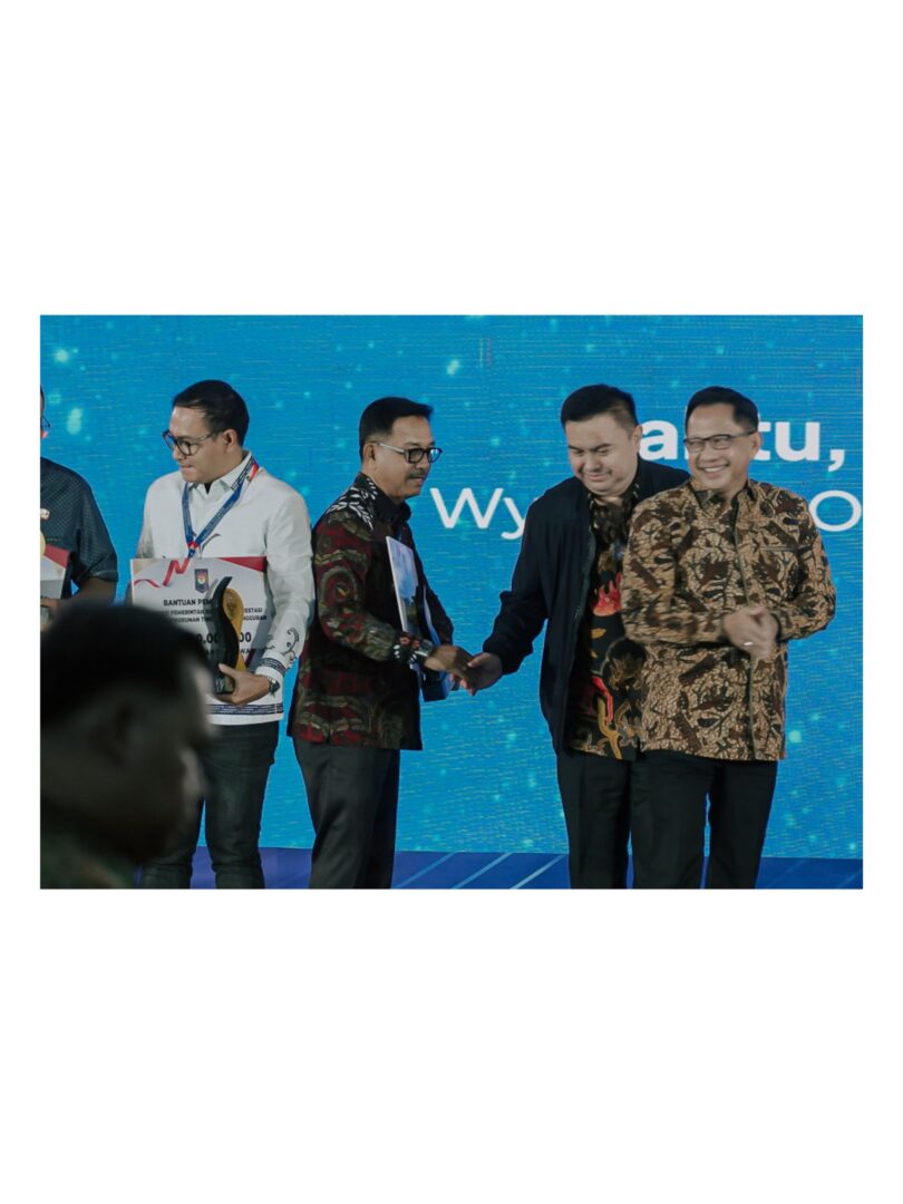 Berhasil Tekan Angka Pengangguran, Bupati Solsel RaihPenghargaan dari Kemendagri