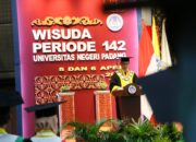 UNP Wisuda 1.681 Lulusan, Sambil Menahan Tangis, Rektor Krismadinata Ingatkan Perjuangan Orang Tua