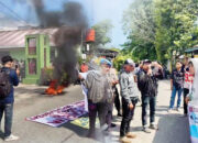 Tuntut Keadilan Atas Kematian Pengamen Pasar Raya, Kantor Satpol PP dan Dinsos Padang Digeruduk Massa Peduli Karim, Sampaikan Tuntutan hingga Bakar Ban, Polisi Periksa Puluhan Saksi