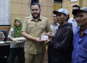 Rumah Hancur Diterjang Bencana, Fadly Amran Guyur Korban Banjir Miliaran Rupiah