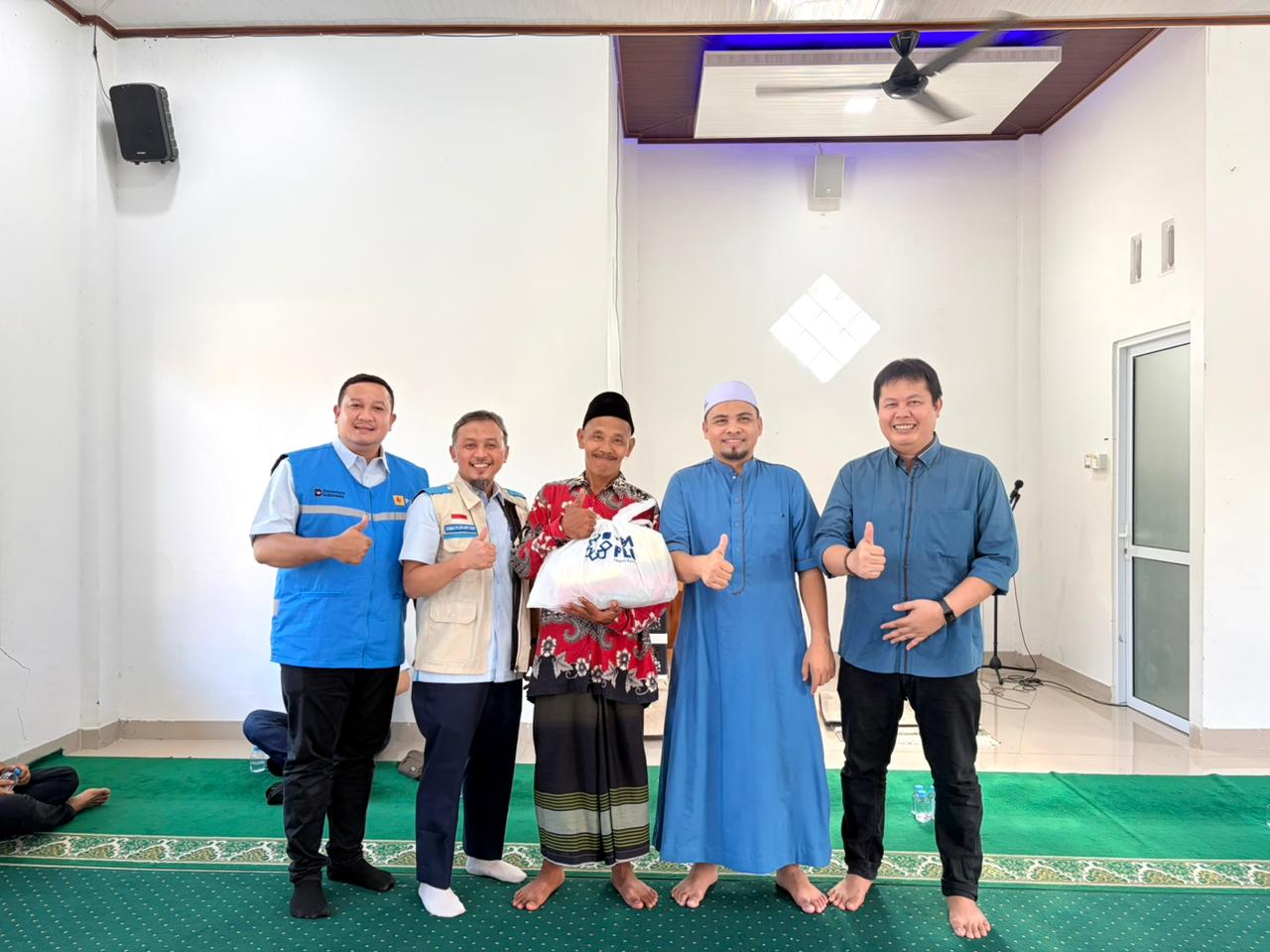 Peduli Sesama, YBM PLN UIP Sumbagteng Bagikan Sembako bagi Kaum Dhuafa