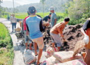 Warga Baringin-Tarantang Cor Jembatan Jawi-jawi dengan 500 Zak Semen Padang