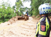 Jalan Bukittinggi-Pasaman Tertimbun Longsor di Palupuh