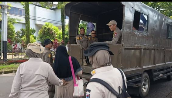 Satpol PP Padang Amankan 11 PMKS di Jalan Sudirman, Warga Diimbau Tak Beri Uang di Jalanan