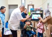 Andre Rosiade Bantu Kursi Roda Elektrik untuk Hannan, Bocah Lumpuh akibat Tumor Tulang Belakang di Padang Panjang