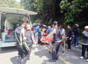 Tabrak Batu Besar, Sopir dan 4 Penumpang Mobil Rush Luka-Luka