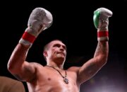 Oleksandr Usyk Cetak TKO Kontroversial atas Rico Verhoeven, Pertahankan Gelar Kelas Berat