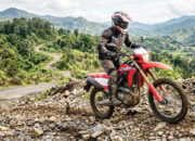 Honda Hayati Bagikan Tips Aman Naik Motor di Jalan Berbatuan