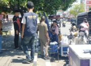 Nekat Jualan di Badan Jalan, PKL Gigit Jari Barang Disita