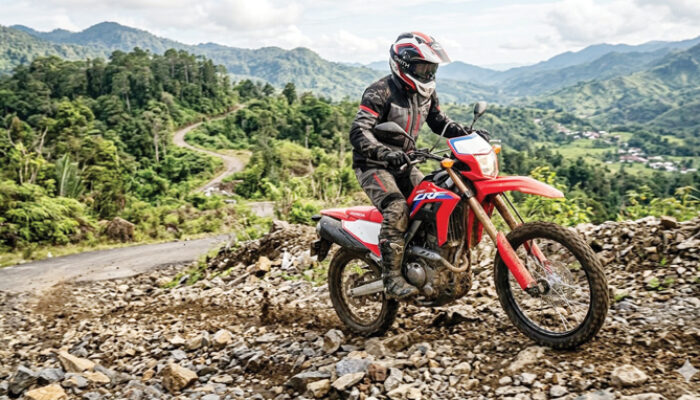 Honda Hayati Bagikan Tips Aman Naik Motor di Jalan Berbatuan
