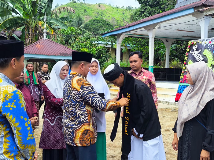 Hadiri Wisuda Alumni ke-30 Ponpes Salafiyah Bahrul Ulum, Bupati Tekankan Pentingnya Karakter dan Akhlak