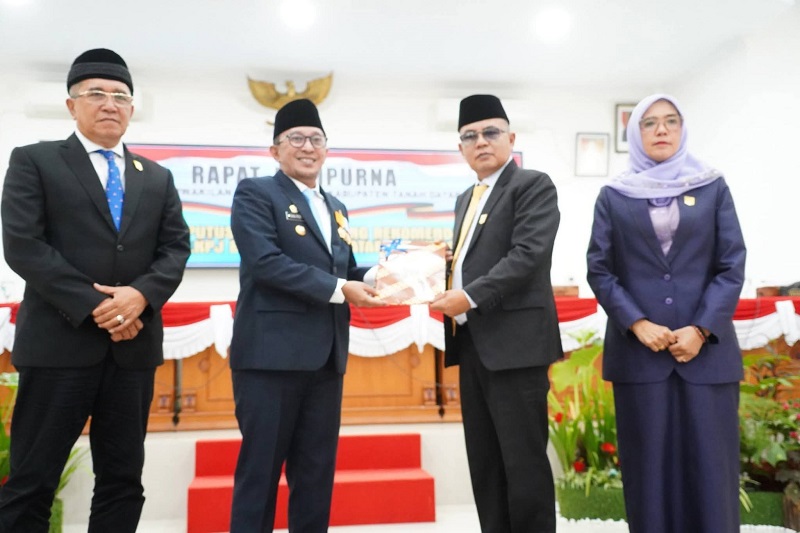 DPRD Sampaikan Rekomendasi LKPj Bupati Tanah Datar