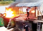 Ditreskrimsus Polda Sumbar Bakar 2 Kapal Tambang Emas Ilegal di Sijunjung