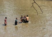 Terpeleset saat Mencari Barang Bekas, Pemulung Tewas Tenggelam di Aliran Banjir Kanal