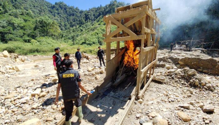 Gencar Berantas Tambang Emas Ilegal, Polres Solok Selatan Bakar Fasilitas PETI di Dua Lokasi 