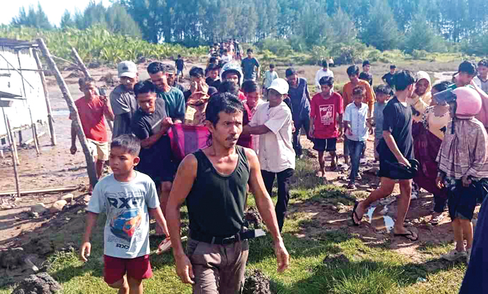Kapal Payang Terbalik Dihantam Obak, 1 Nelayan Tewas, 10 Orang Selamat