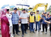 Pembersihan Material Longsor Berlanjut, Wabup Dampingi Andre Rosiade Tinjau Kondisi Jalan KM 82 Koto Mambang-Balingka