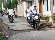 Ratusan Siswa Lewati Jalan Berlubang Setiap Hari Menuju Sekolah