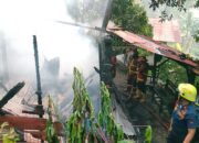 Disambar Petir, Rumah di Bukit Gado-Gado Ludes Terbakar, Akses Jalan Sempit dan Terjal jadi Kendala Pemadaman