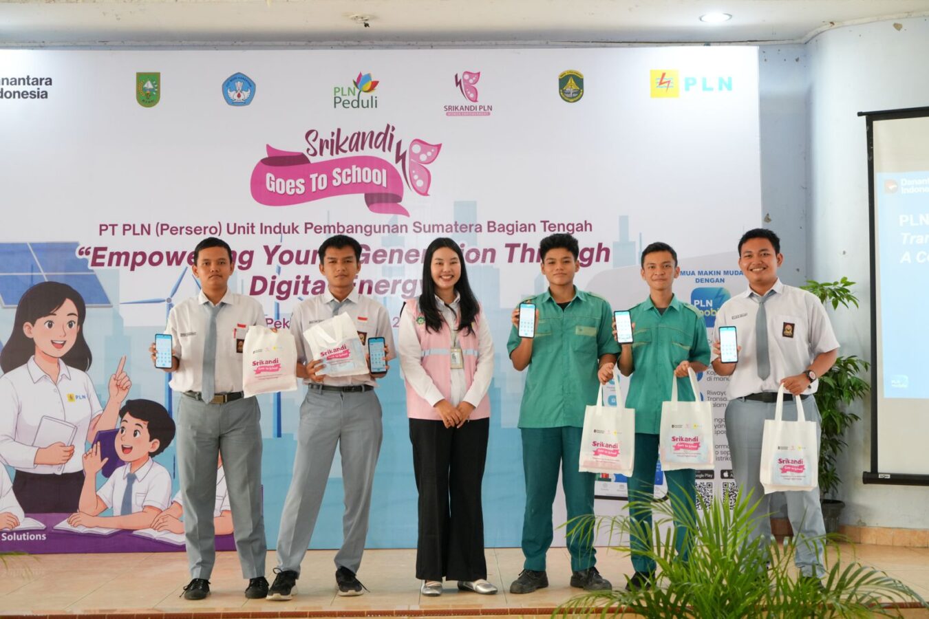 PLN UIP Sumbagteng Dorong Literasi Digital Energi Lewat Kampanye PLN Mobile di SMKN 2 Pekanbaru