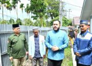 Sentuh Hati Penyintas Bencana, Fadly Amran Serahkan Bantuan Sapi Kurban DMDI di Huntara Lubuk Buaya