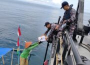 KRI Kurau-856 Laksanakan Binter/Binpotmar, Ingatkan Nelayan Tentang Potensi Kerawanan Berlayar dan Keamanan di Laut