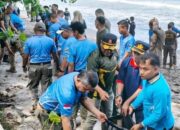 Ribuan Personel Satpol PP dan Damkar Bersihkan Kawasan Pantai Ketaping