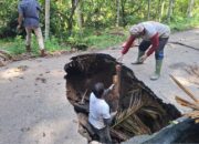Lubang Menganga Ditemukan di Jalan Menuju Puncak Cemara, Dinas PUPR Sebut Pipa PDAM Bocor dan Buruknya Drainase