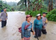 Akses Tuapejat-Sioban Tak Bisa Dilalui Kendaraan, Polsek Sipora Siaga di Lokasi Banjir Mentawai